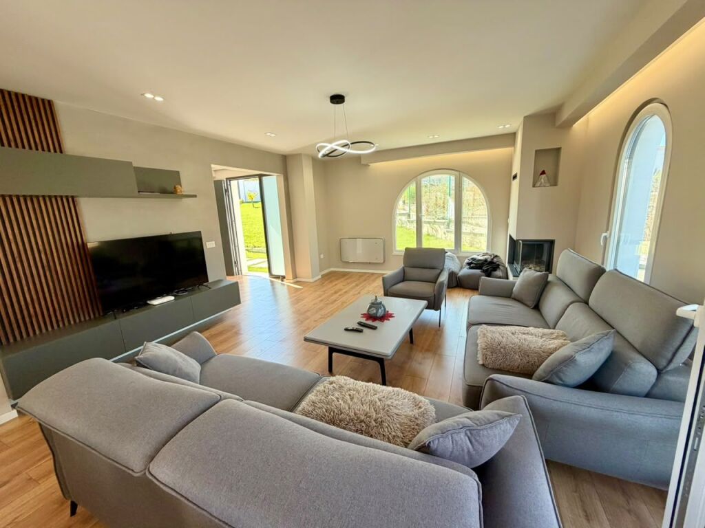 VILË E SAPO PËRFUNDUAR ME QIRA 📍 MJULLË – BATHORE 2.200 €