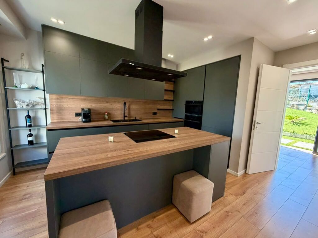 VILË E SAPO PËRFUNDUAR ME QIRA 📍 MJULLË – BATHORE 2.200 €