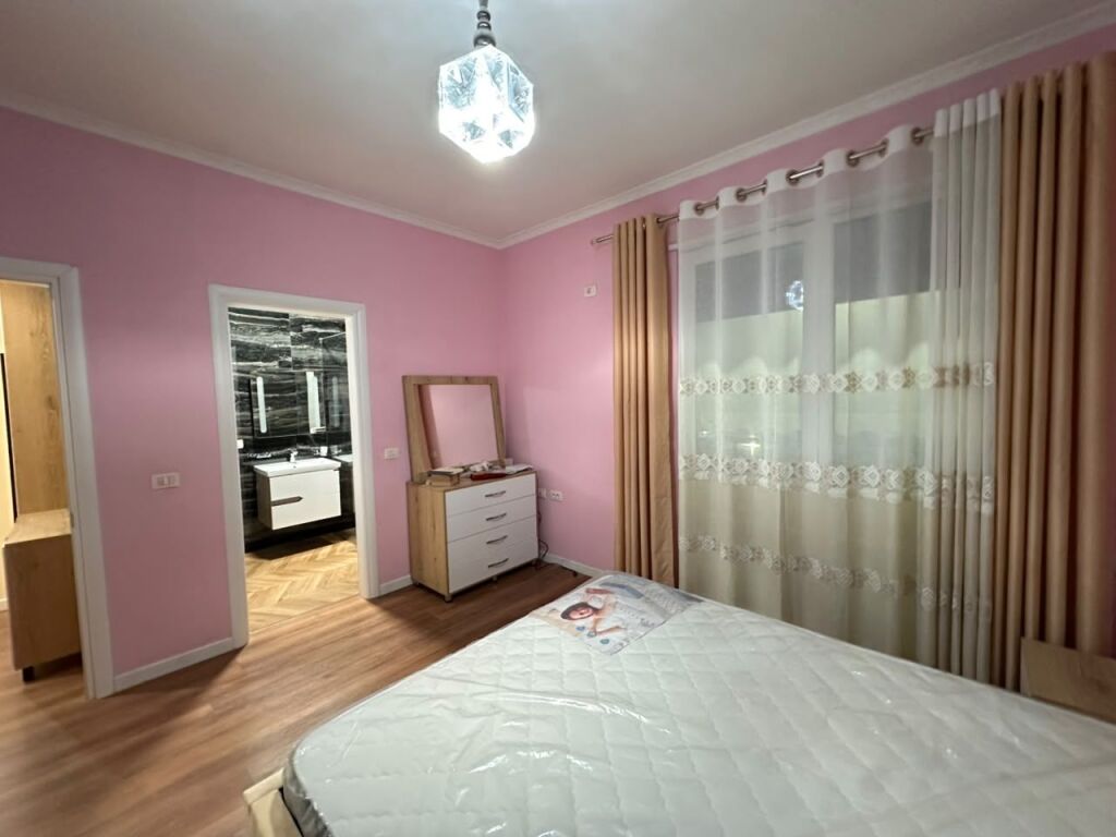 Qera, Apartament 2+1+2+ Post parkimi , Rruga 5 Maji, Tirane . Empire74900