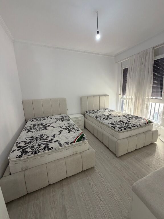 Apartament per qira 2+1+parkim tek ish fusha e aviacionit cmimi 80,000 leke