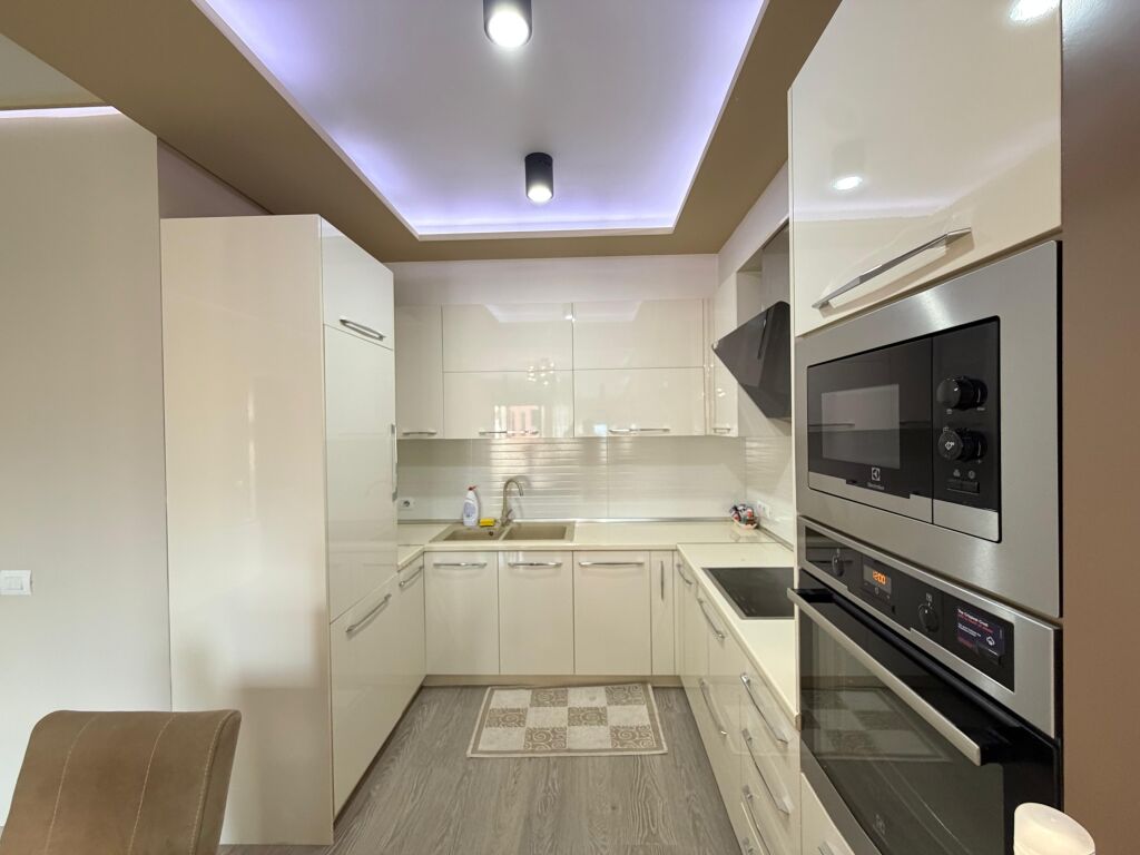 SHITET APARTAMENT 2+1+2 TEK RRUGA E KOSOVAREVE!