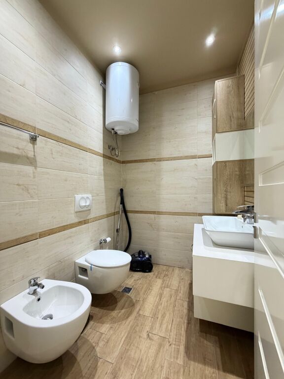SHITET APARTAMENT 2+1+2 TEK RRUGA E KOSOVAREVE!