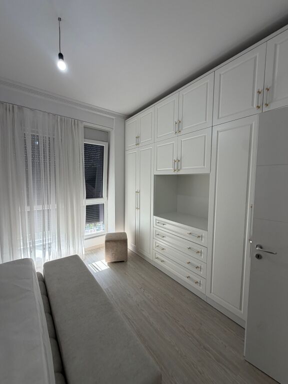 Apartament per qira 2+1+parkim tek ish fusha e aviacionit cmimi 80,000 leke