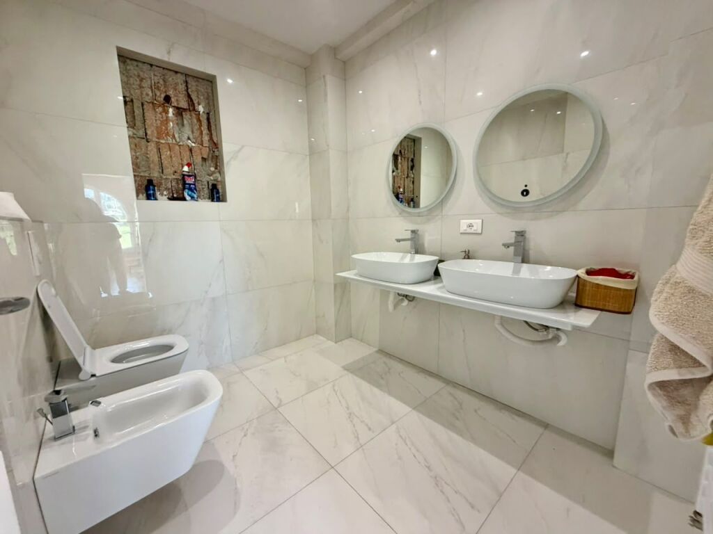 VILË E SAPO PËRFUNDUAR ME QIRA 📍 MJULLË – BATHORE 2.200 €