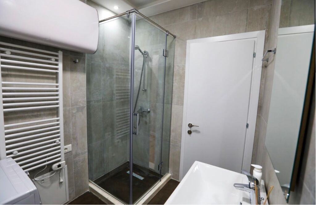 🏡 MODERN APARTMENT 2+1+2 FOR RENT – CENTER 📍 Opposite Toptani 🏢 7th floor | New building with elevator 🛋️ Furnished 💶 1,200€/month