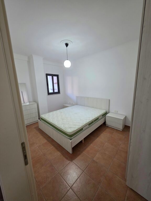Jepet apartament 1+1 me qera stadiumi dinamo