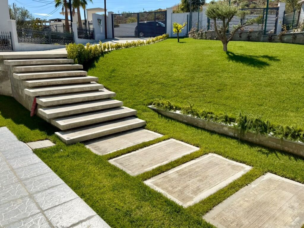 VILË E SAPO PËRFUNDUAR ME QIRA 📍 MJULLË – BATHORE 2.200 €