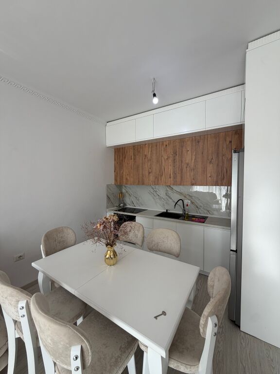 Apartament per qira 2+1+parkim tek ish fusha e aviacionit cmimi 80,000 leke