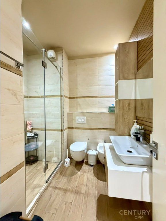 SHITET APARTAMENT 2+1+2 TEK RRUGA E KOSOVAREVE!