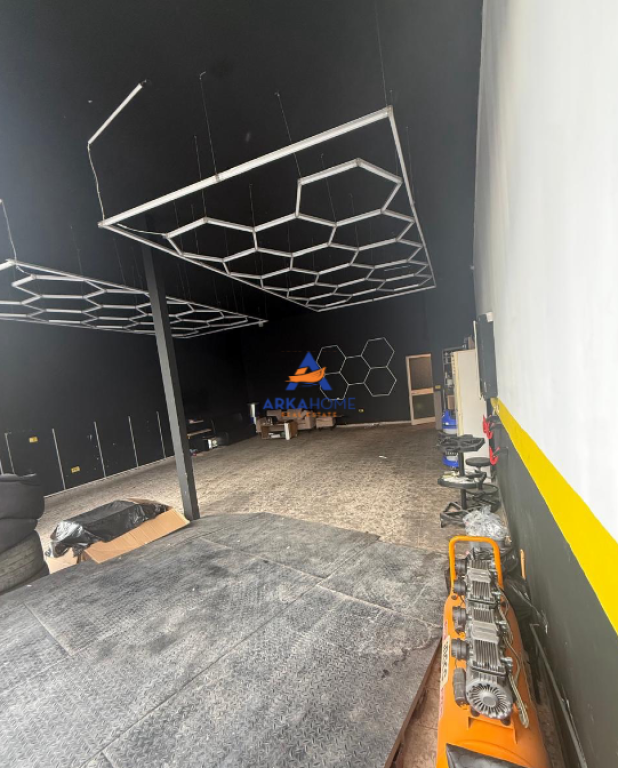 JEPET AMBIENT ME QERA 100 M2 "UNAZA E RE, TEODOR KEKO" 1000 EURO