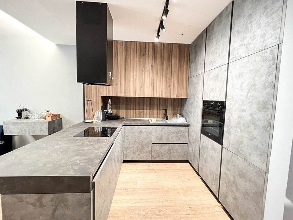 Shitet apartament 2+1+2 me verande te Liqeni i Thate.