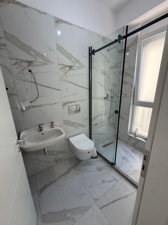 Apartament per qira 2+1+parkim tek ish fusha e aviacionit cmimi 80,000 leke