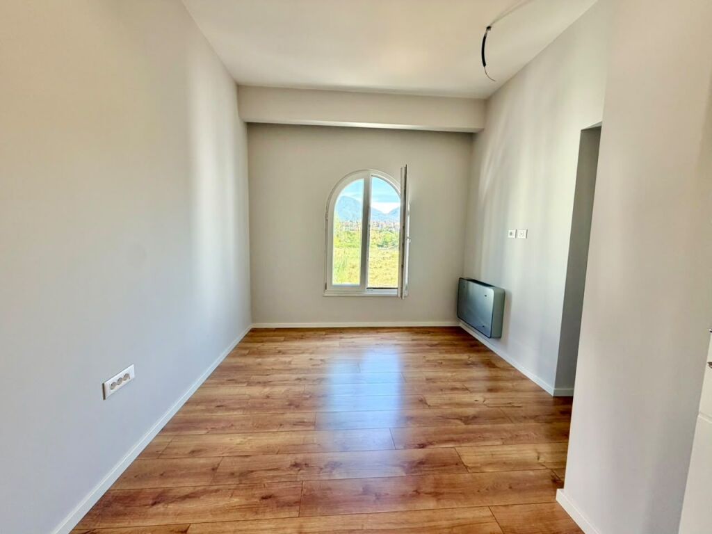 VILË E SAPO PËRFUNDUAR ME QIRA 📍 MJULLË – BATHORE 2.200 €