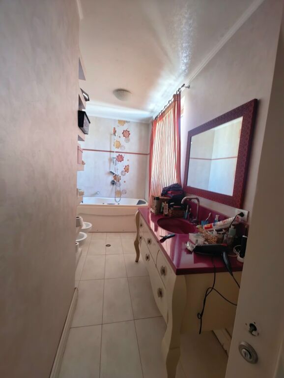 Shitet apartament 3+1+2 tek Bulevardi Zogu i Pare , ish Stacioni i Trenit  