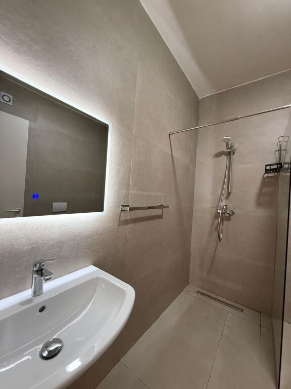 Rruga e Kavajës,Galeria Roma Jepet Apartament 1+1 me Qera