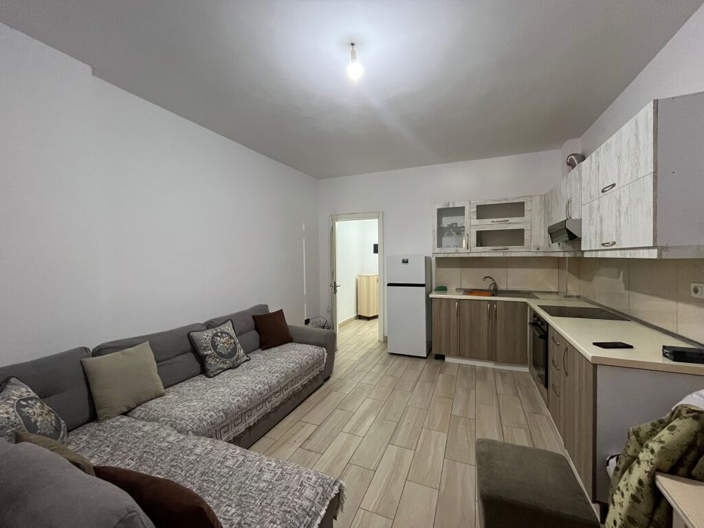 Jepet apartament 1+1 me qera te kisha ortodokse Vlore
