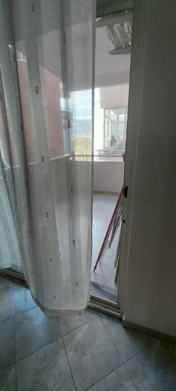 Jepet me qera 1+1 me mundesi parkimi te Rr. Peti