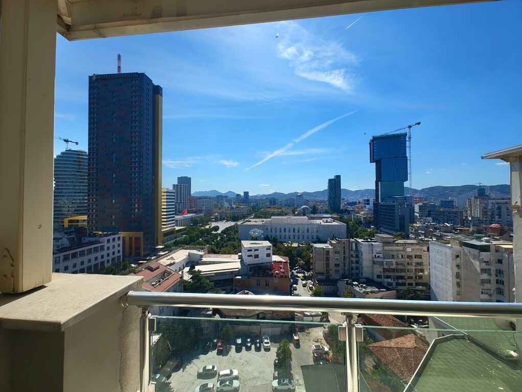 Shitet apartament 3+1+2 tek Bulevardi Zogu i Pare , ish Stacioni i Trenit .