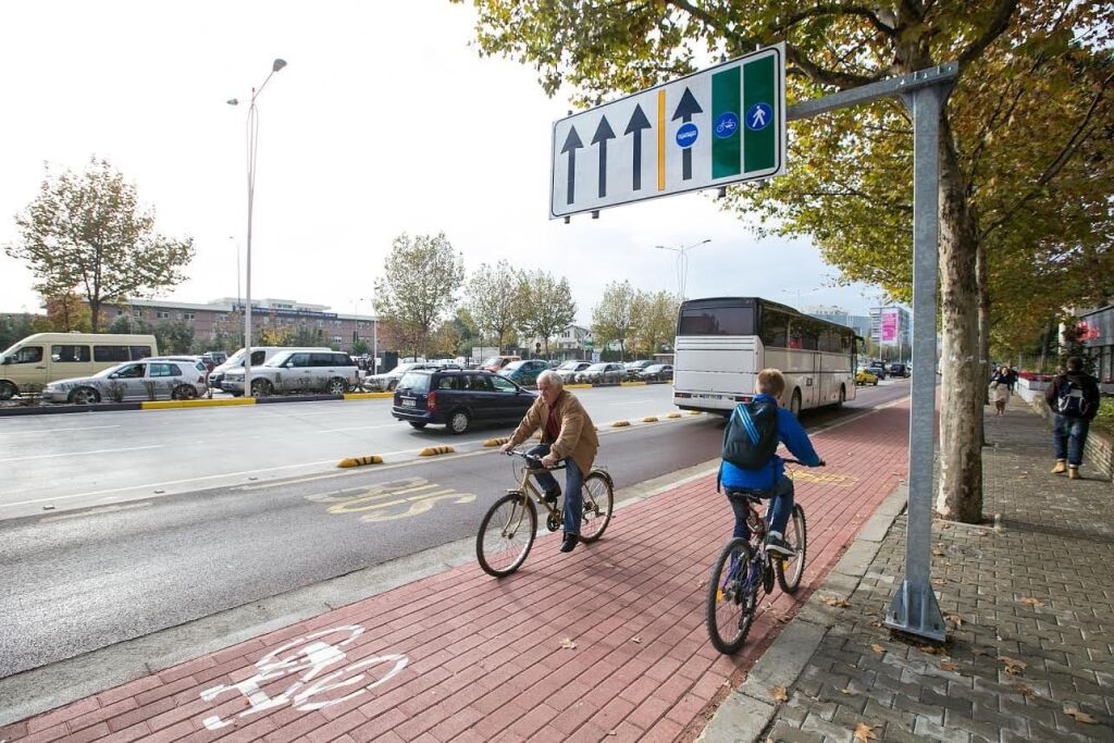 Shitet ambient biznesi ne Laprake , Rruga Dritan Hoxha