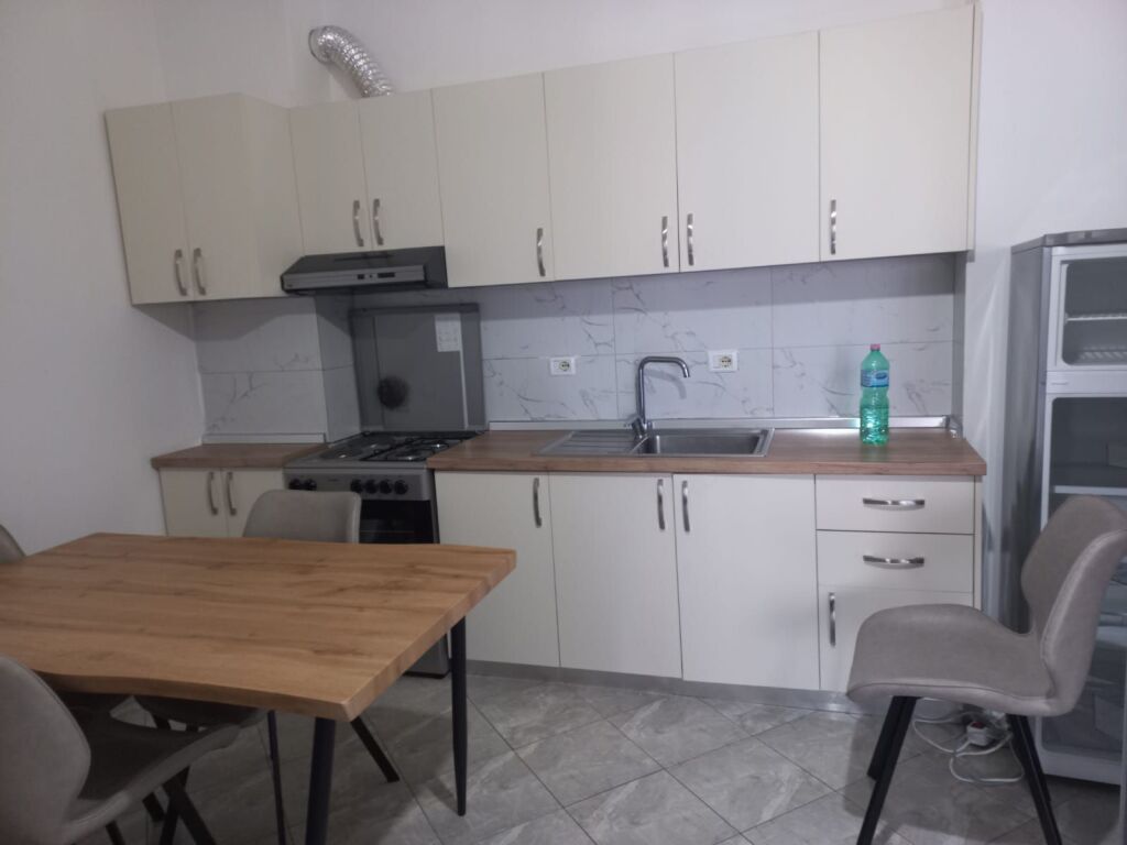 Appartamento 1+1 in affitto, Lago Secco (via Peti) 500 mila lek vecchi
