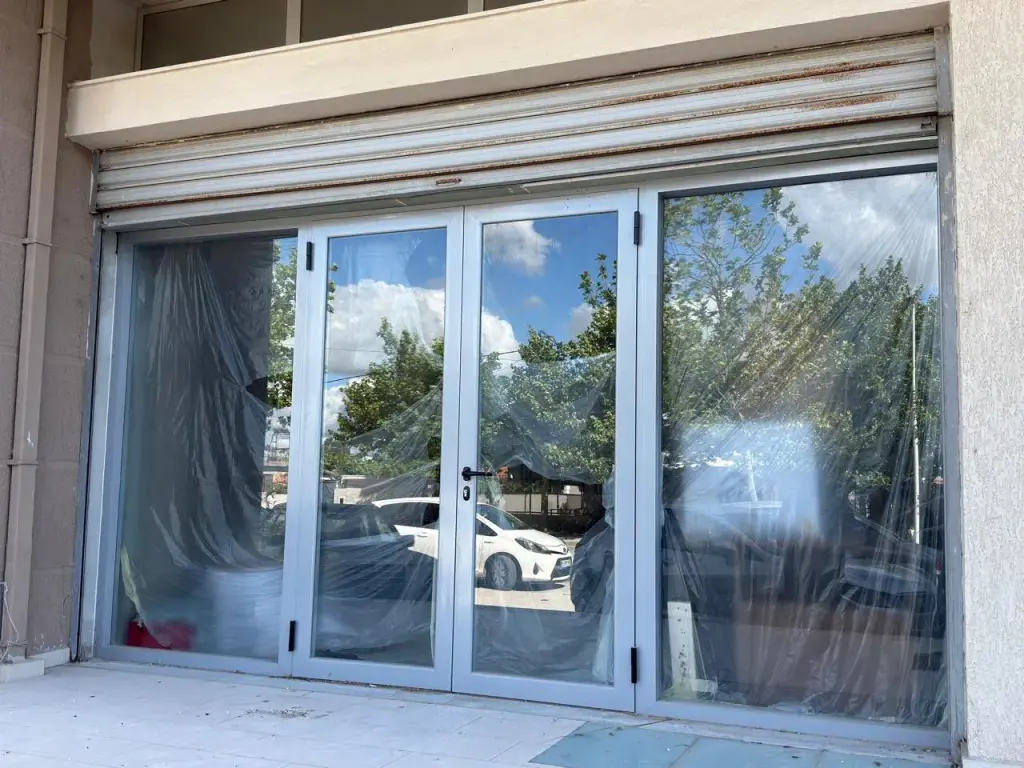 Vendesi Commerciale in Vendita 321 m² a Valona | Posizione Strategica con Accesso al Mare