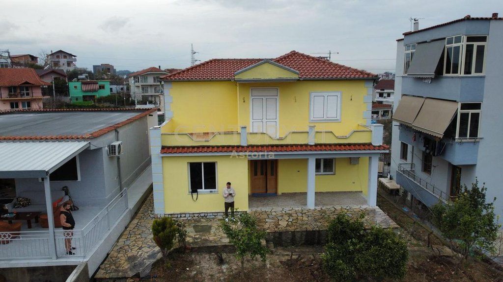 Shtëpi Private 2-Katëshe me 400 m² Truall për Shitje në Selitë