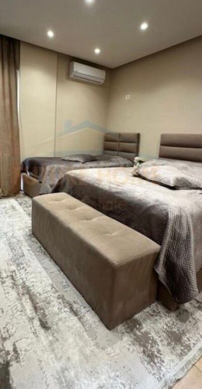 Shitet, Apartament 2+1+2, pranë Restorant Fresku , Fresk