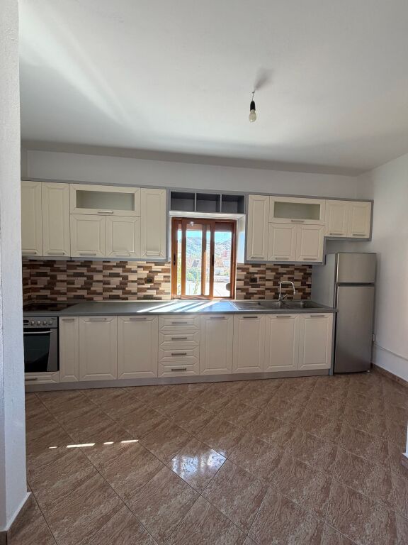 Apartament 1+1+parkim në misto mamë