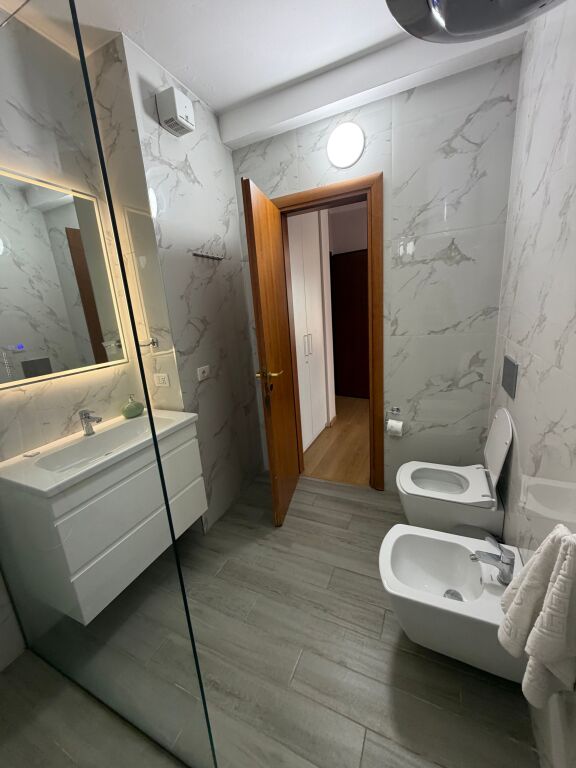 Jepet me qira 2+1 Ne zemer te Pazarit te Ri ,🏷️73.000leke