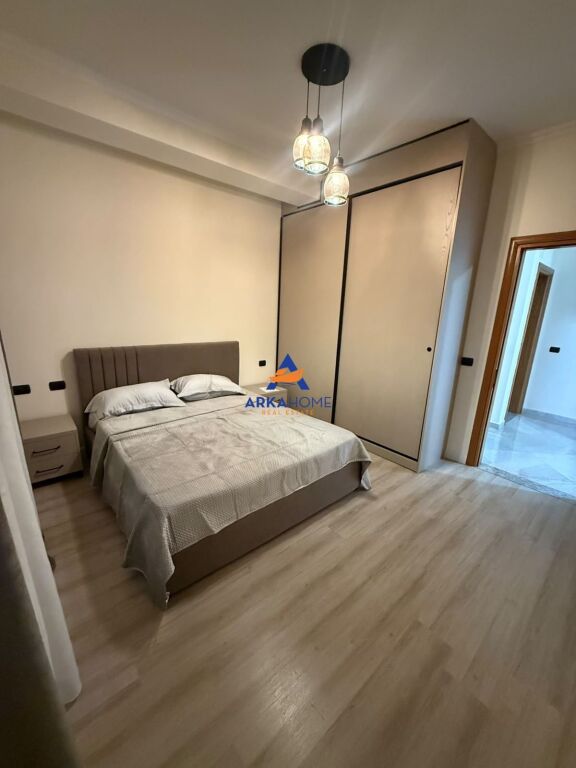 JEPET APARTAMENT ME QERA 3+1+BALLKON "SAUK I VJETËR" 1.000 EURO
