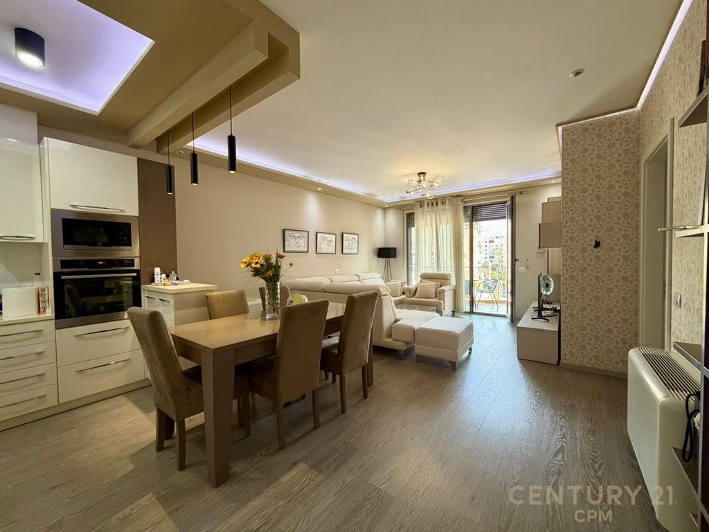SHITET APARTAMENT 2+1+2 TEK RRUGA E KOSOVAREVE!