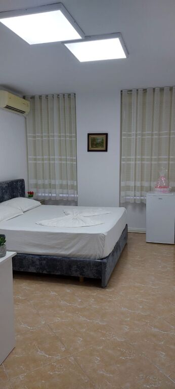 Jepet per Airbnb me kontrate agjencie 25 m2 nje dhome dhe nuk ka kuzhine .Cmimi 550 euro. Kati i 2 pallati i ri.Do 2 qerate e para edhe te fundit me komision te plote . Adresa mbas Ufo arkitekture , rruga e kavajes.