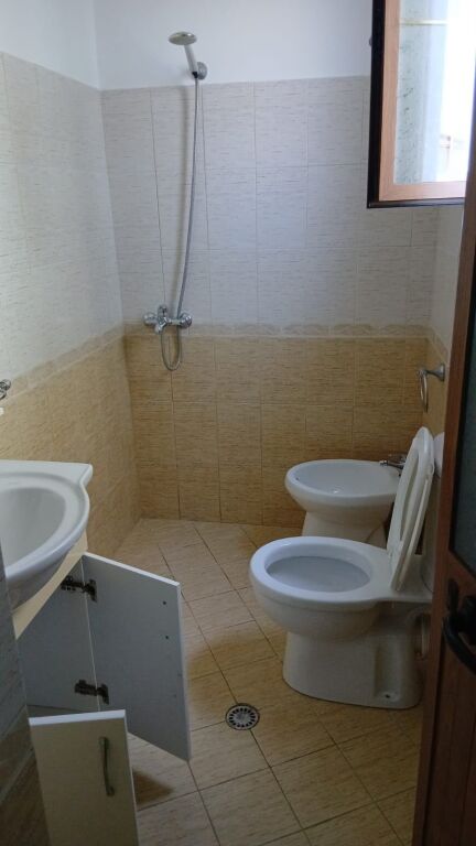 2+1 floor 1 villa Sauk with parking furnished 50000 lek is given