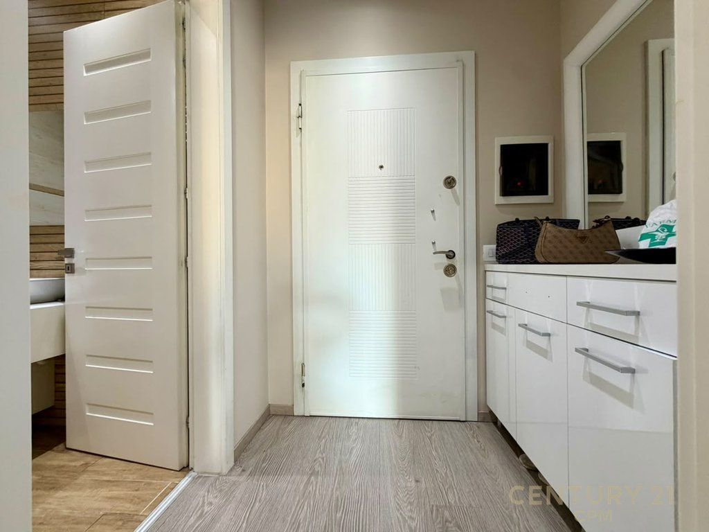 SHITET APARTAMENT 2+1+2 TEK RRUGA E KOSOVAREVE!