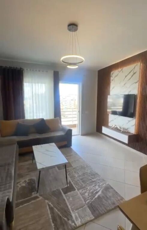 Shitet apartament 1+1+Ballkon tek Rruga 5 Maji , prane Kompleksit Alb - Edil   