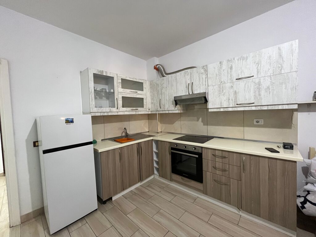 Jepet apartament 1+1 me qera te kisha ortodokse Vlore