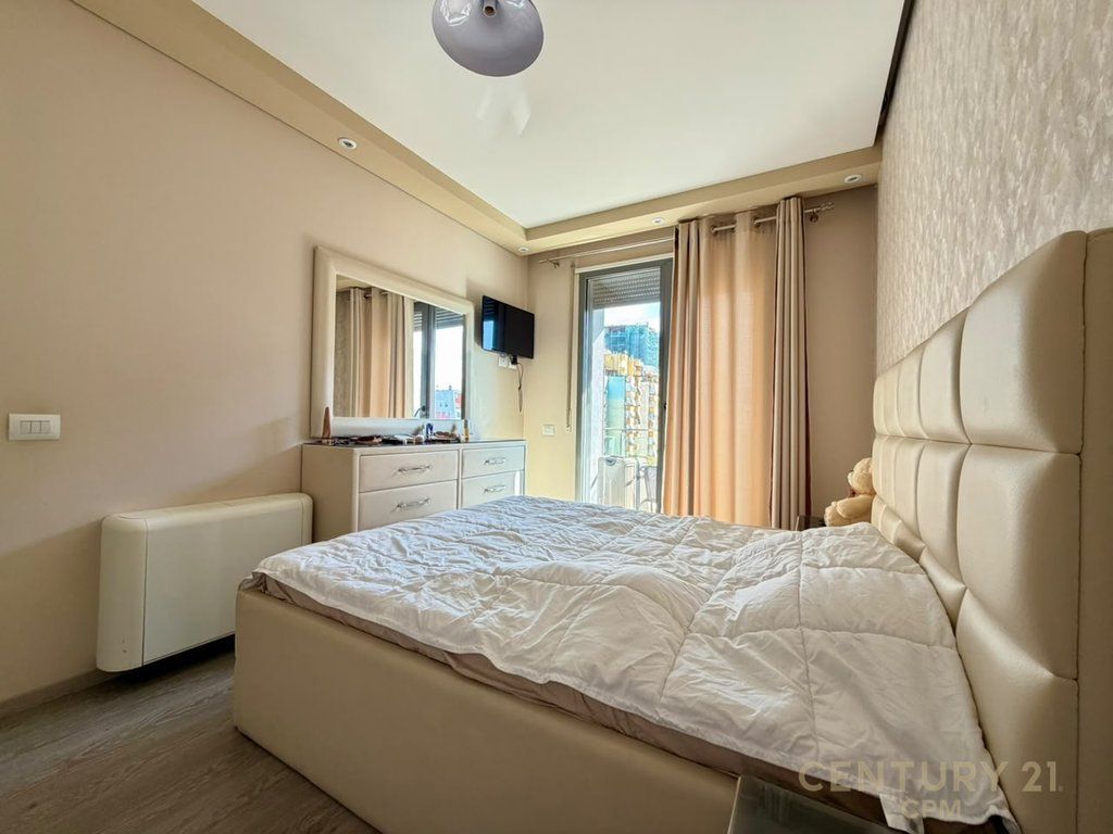 SHITET APARTAMENT 2+1+2 TEK RRUGA E KOSOVAREVE!