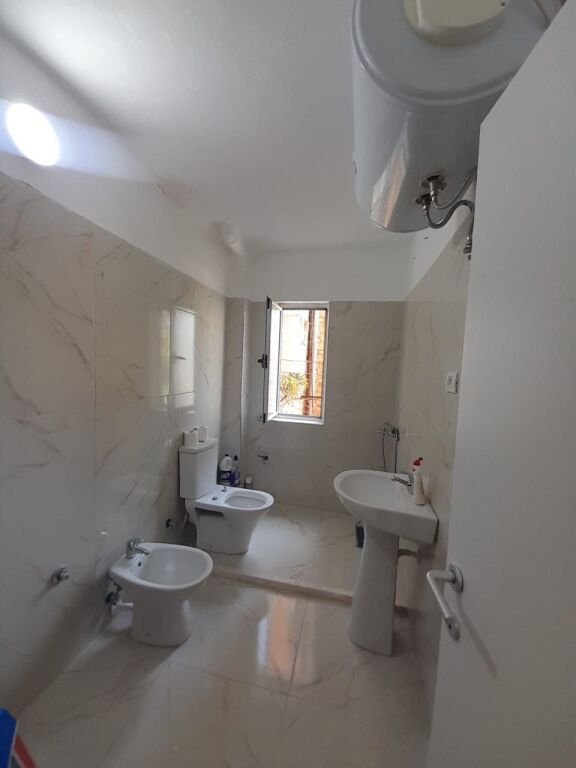 🏠 JEPET ME QIRA 1+1 – RRUGA NAIM FRASHËRI