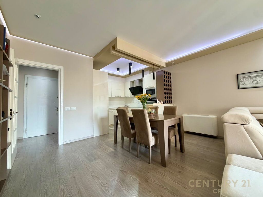 SHITET APARTAMENT 2+1+2 TEK RRUGA E KOSOVAREVE!