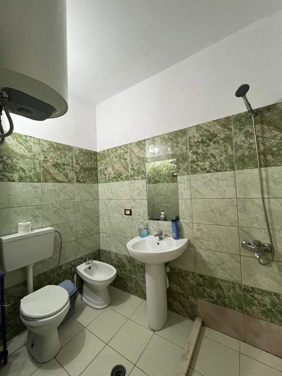 Jepet apartament 1+1 me qera te kisha ortodokse Vlore