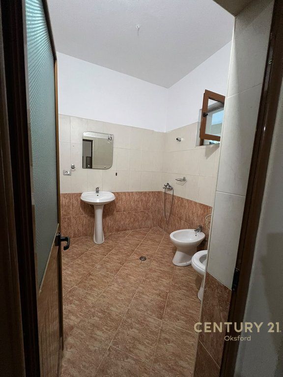 JEPET ME QIRA APARTAMENT 1+1 ME POST PARKIM PRAN RRETHIT SAUK