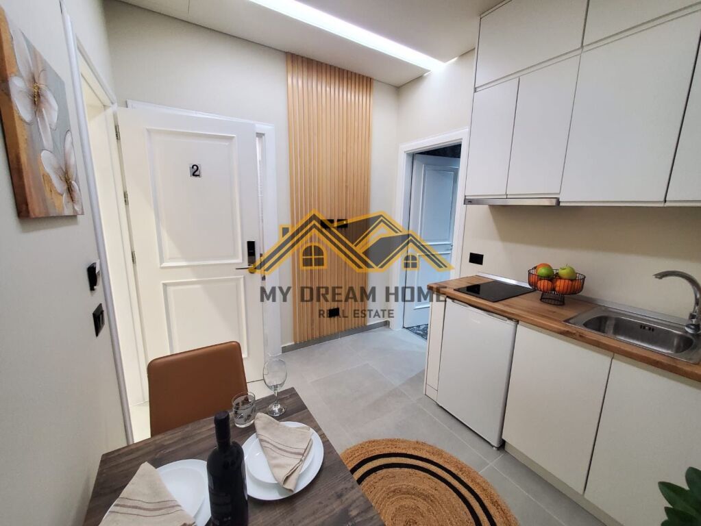 Business premises for sale + 3 apartments 1+1, first line with the main road in Plazh Hekurudha !
