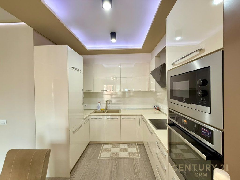 SHITET APARTAMENT 2+1+2 TEK RRUGA E KOSOVAREVE!