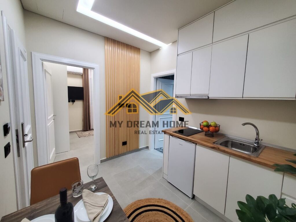 Business premises for sale + 3 apartments 1+1, first line with the main road in Plazh Hekurudha !
