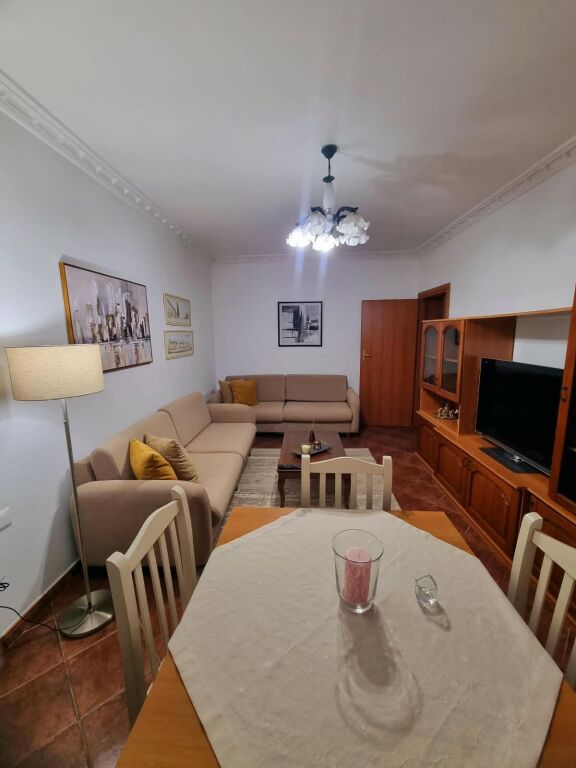 Jepet apartament 2+1 me qira tek Rruga e Elbasanit , prane Ambasada Amerikane , Shkolla e Baletit ! 700 mije leke !