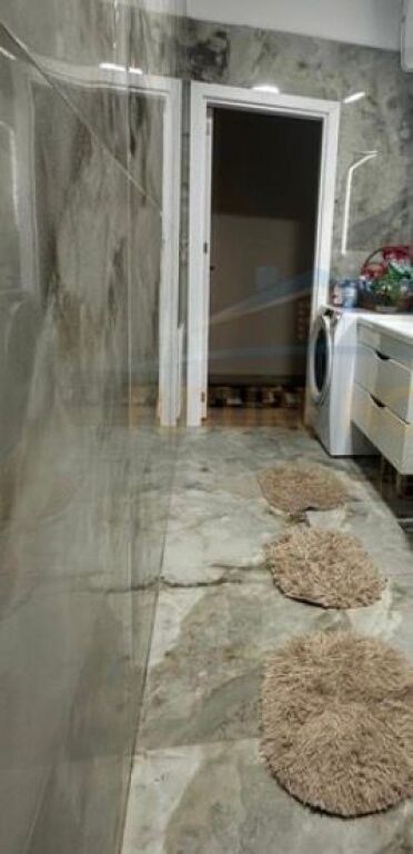 Shitet, Apartament 2+1+2, pranë Restorant Fresku , Fresk
