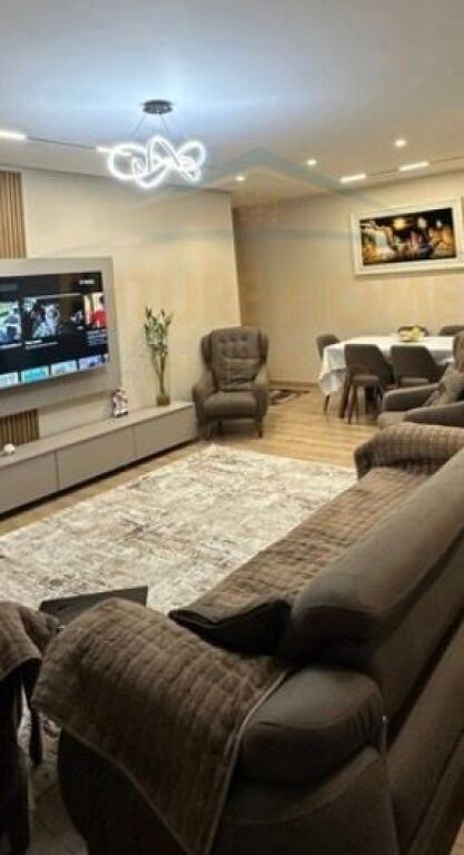 Shitet, Apartament 2+1+2, pranë Restorant Fresku , Fresk