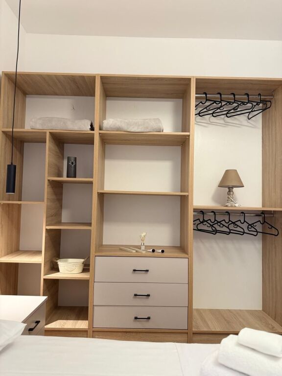 Rruga e Kavajës,Galeria Roma Jepet Apartament 1+1 me Qera