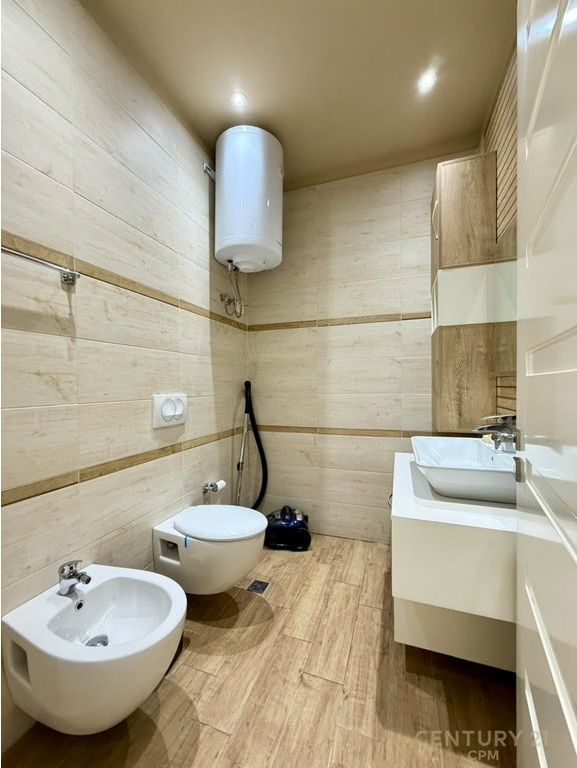 SHITET APARTAMENT 2+1+2 TEK RRUGA E KOSOVAREVE!