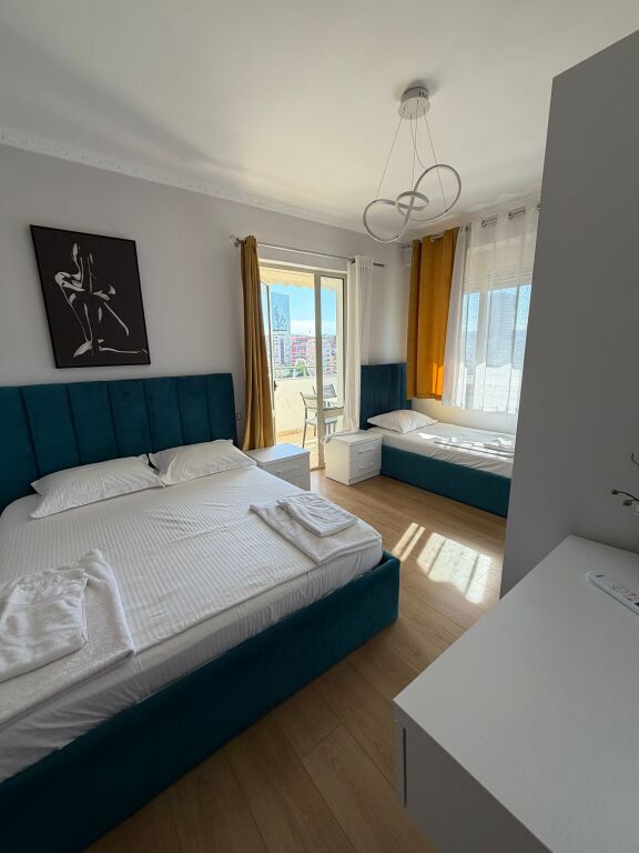 Jepet me qira 2+1 Ne zemer te Pazarit te Ri ,🏷️73.000leke